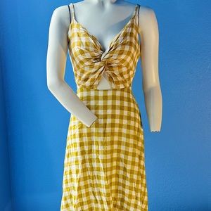 Gilli yellow plaid midi dress, with a zipper, size medium